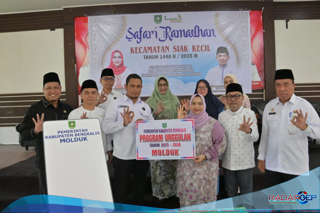 Bupati Kasmarni Serahkan Perangkat MOLDUK Portable di Kecamatan Siak Kecil